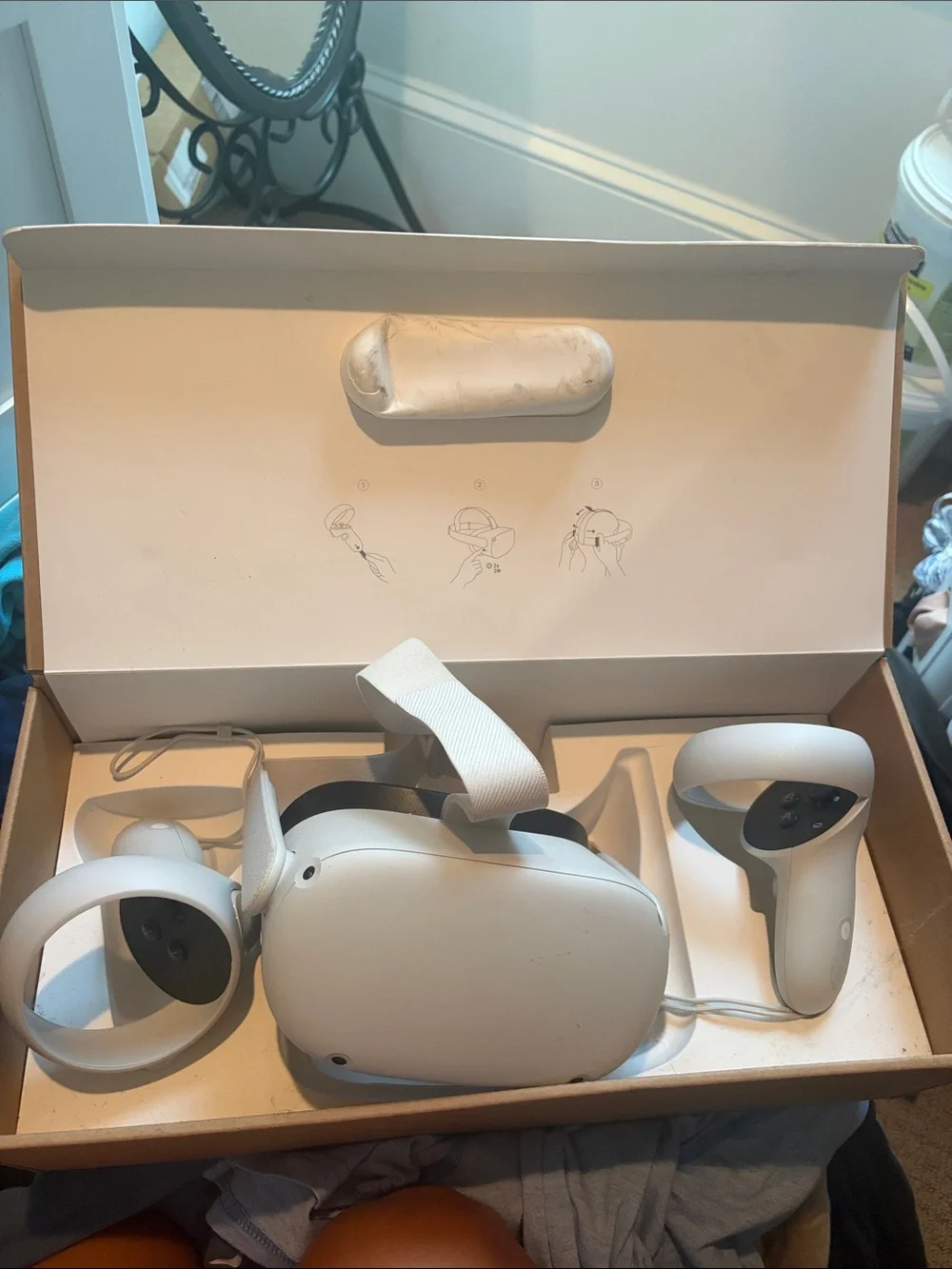 Quest 2 VR Headset with White Controllers - White